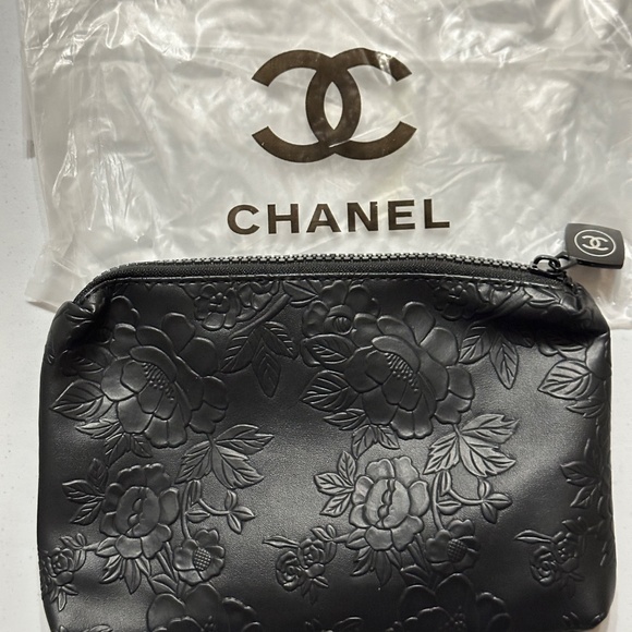 Rare New Chanel Black Camellia Makeup pouch - Picture 4 of 7